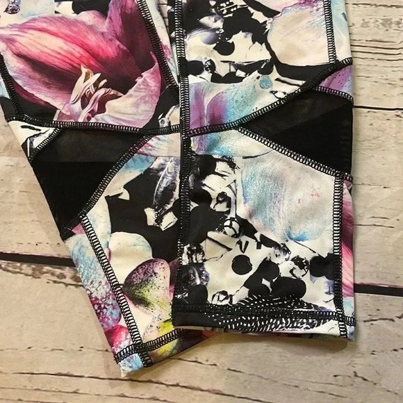 Apana Floral Capri Leggings - Picture 7 of 9